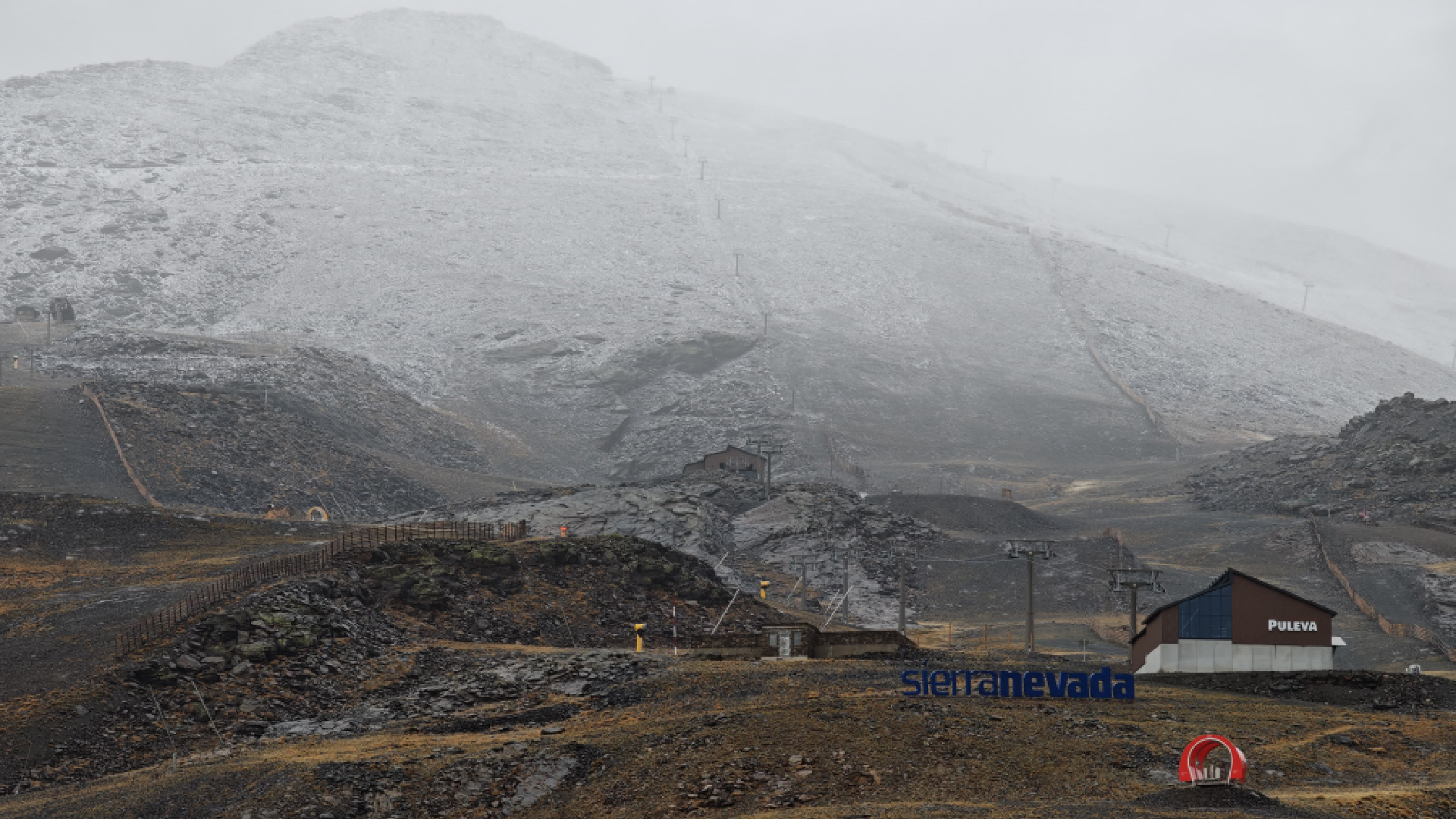 Los primeros copos de nieve del otoño embellecen Sierra Nevada