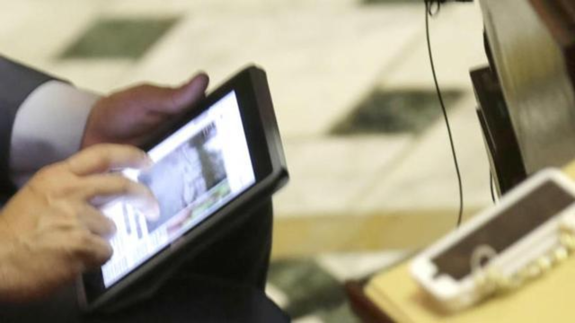 El Congreso gasta 1,6 millones en iPhones e iPads para los diputados: ¿por qué prohíbe Android?