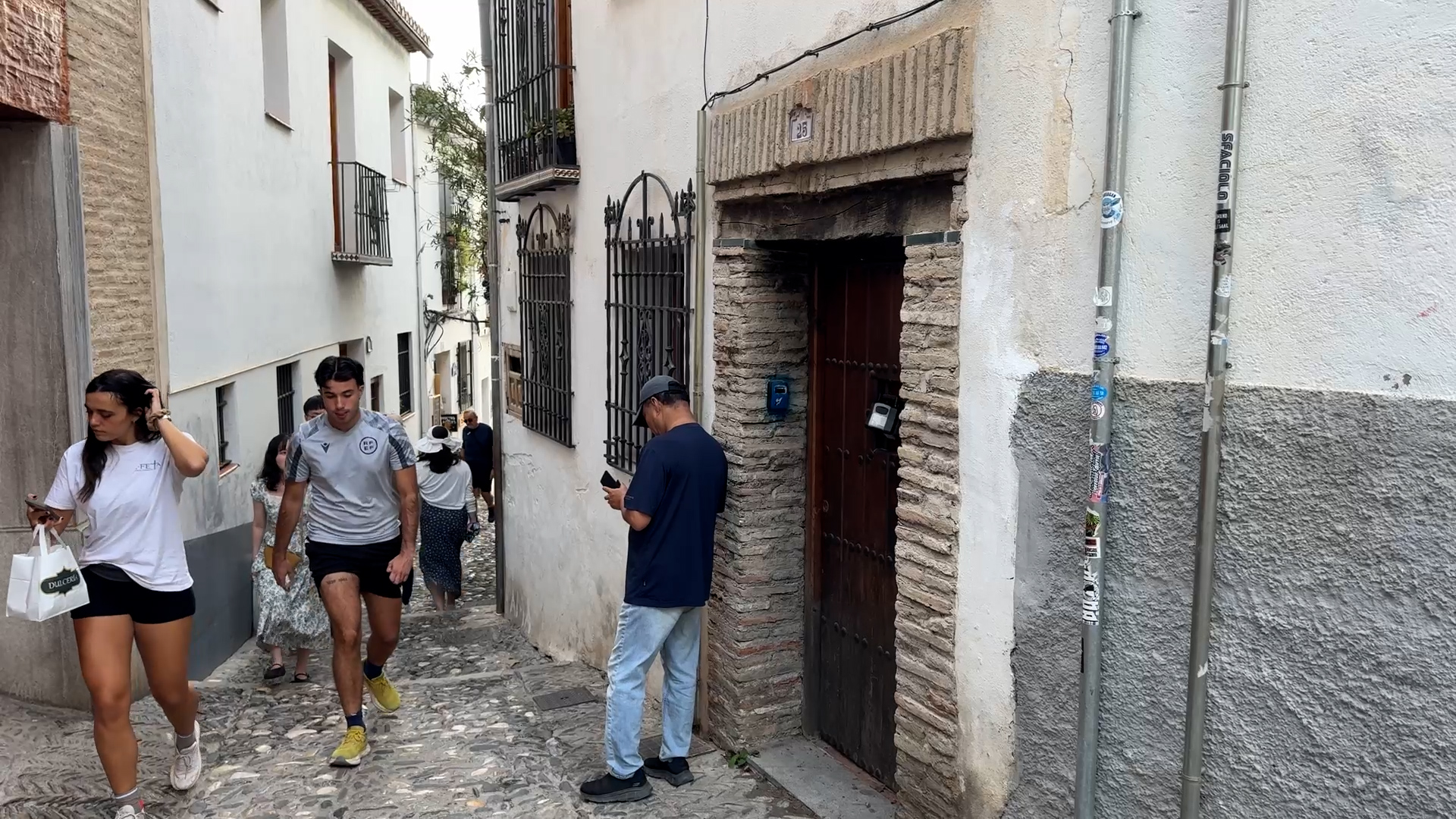 El Albaicín, el paradigma de la turistificación en Granada: «Ha cambiado nuestro modo de vida»