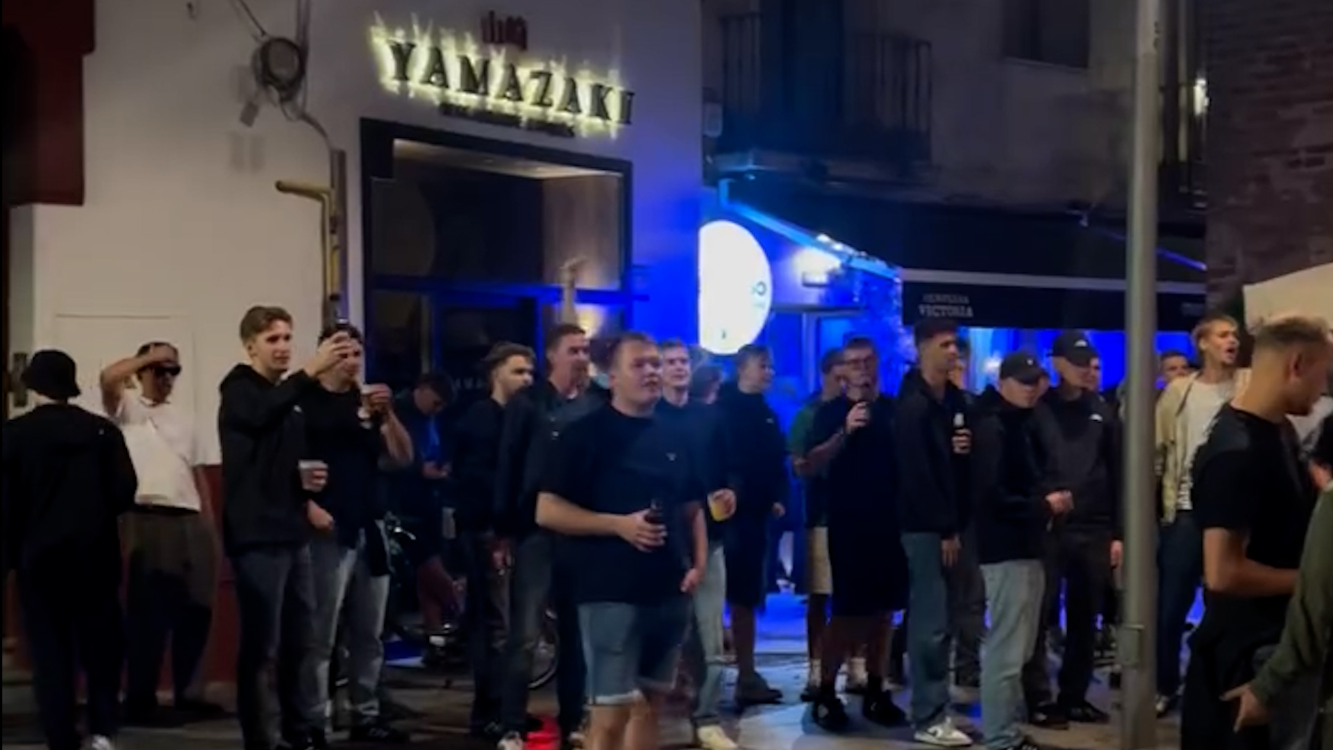 El momento de tensión entre ultras del Feyenoord y los acampados por la vivienda en Sevilla