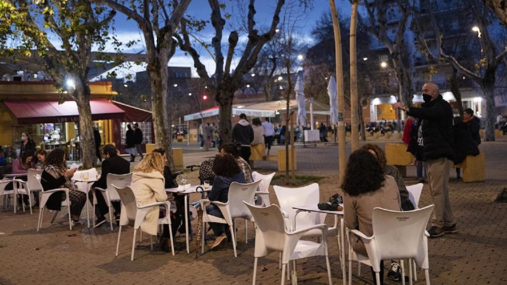 El Distrito Casco Antiguo de Sevilla pide revisar todos los veladores de la ciudad y retirar los que incumplan la normativa