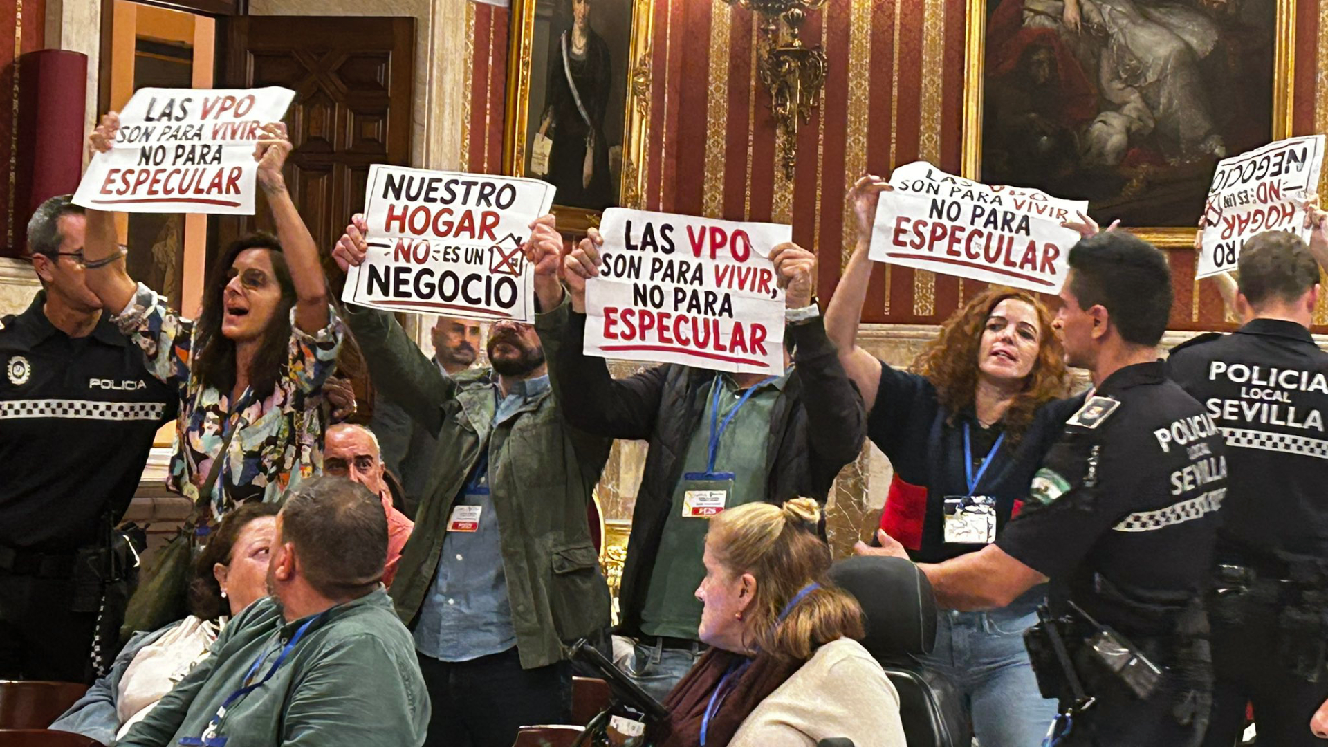 Así fue el tenso Pleno de Sevilla que acabó con el desalojo policial de las familias de Jiménez Becerril